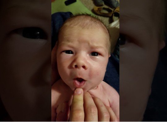 Μωράκι 1 μήνα τραγουδάει την Άγια Νύχτα και «ρίχνει» το Ίντερνετ (βίντεο)